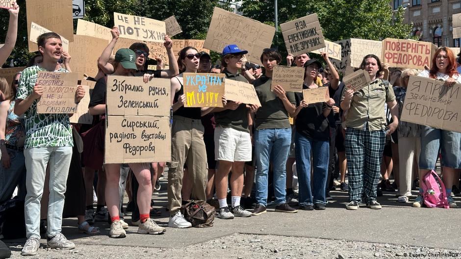 "До Європи без совка": у Києві сотні людей вийшли на протест проти відставки Федорова