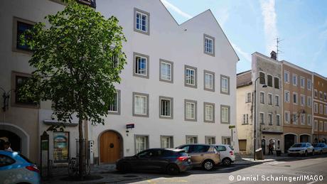Dies ist die neue Polizeistation in Braunau - und Hitlers Geburtshaus