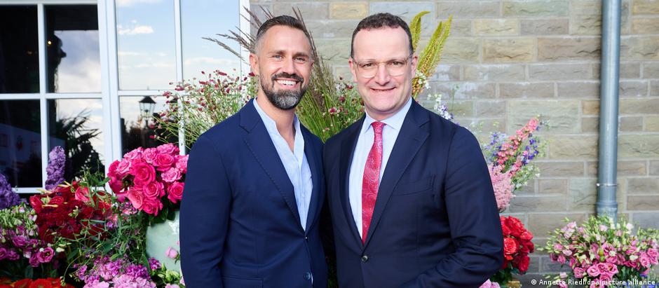 Jens Spahn (à dir.) e seu marido, Daniel Funke, driblaram a proibição alemã contratando uma barriga de aluguel nos Estados Unidos