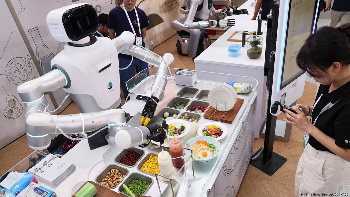 China Shanghai 2026 | Humanoider Roboter bereitet Mahlzeit zu auf der World AI Conference 2026年世界人工智能大会上,一台被展出的人形机器人正在制备餐食