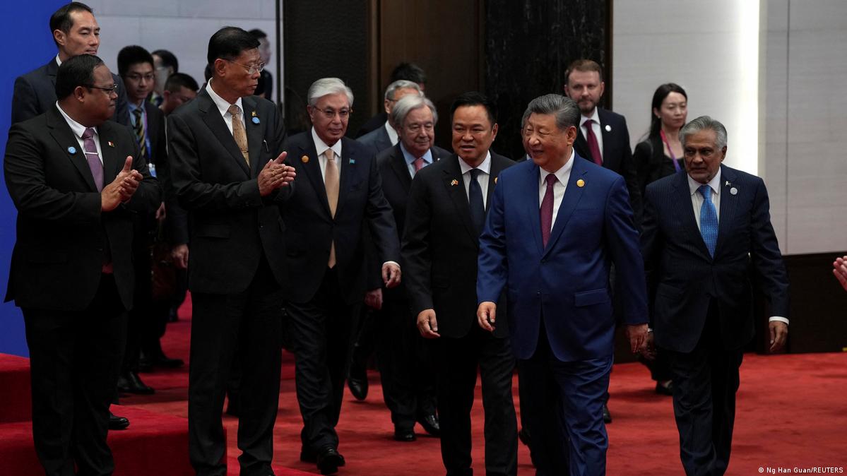 China Shanghai 2026 | Xi Jinping beim Gruppenfoto vor der World AI Conference 除中国主要科技企业外,联合国秘书长古特雷斯、哈萨克斯坦总统托卡耶夫以及泰国总理阿努廷·参威拉恭等也出席了本届世界AI大会