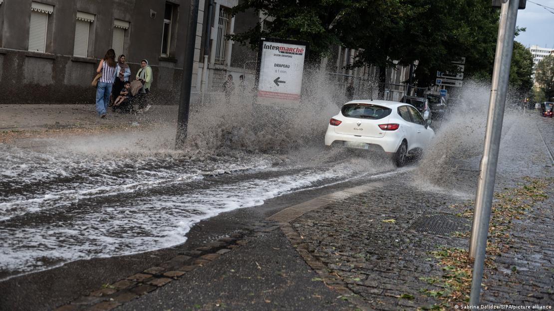 Automóvil avanza por calle inundada en Burgund Automóvil avanza por calle inundada en Burgund