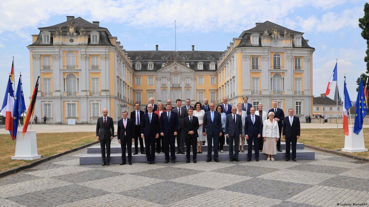 Deutsch-Französischer Ministerrat 2026 | Gruppenfoto vor Schloss Augustusburg in Brühl 周五举行的德法部长理事会会议通过一系列项目合作清单。德法两国将进一步加强合作