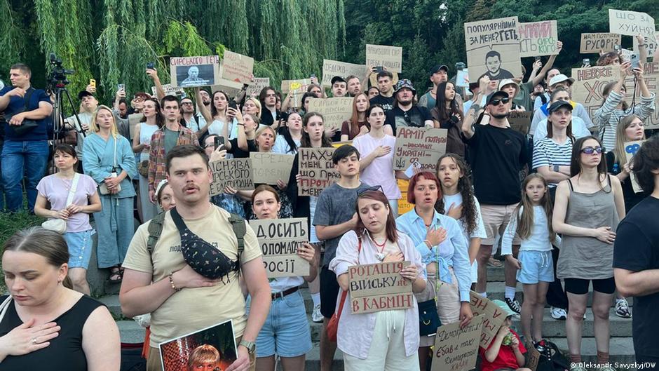 Turbulencia en Kiev: Destitución de Ministro de Defensa Desata Olas de Protesta en Plena Guerra