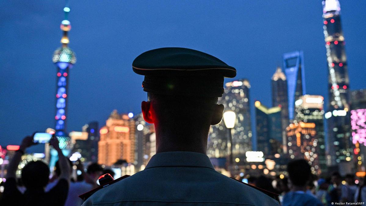 China Shanghai 2026 | Paramilitärischer Polizist am Bund 北京的施压行动是否可能正在进入一个更具攻击性的阶段