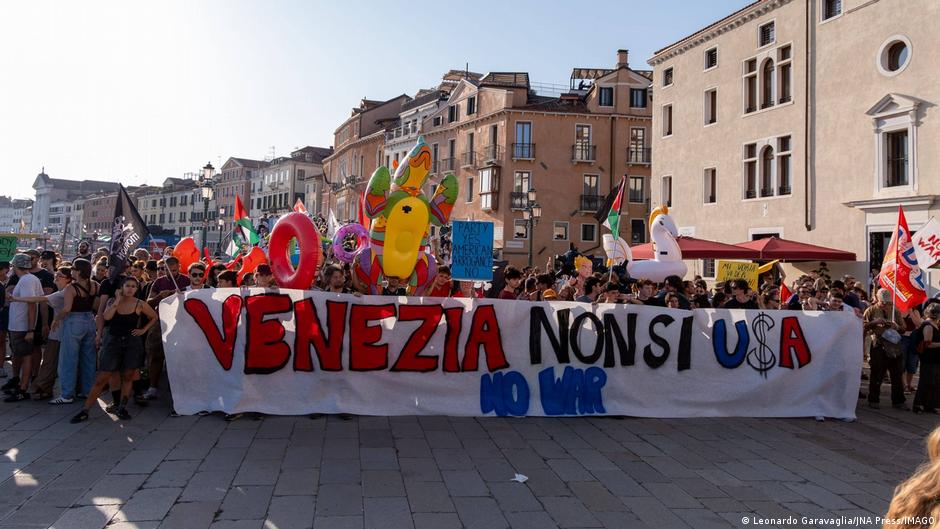 Protesty w Wenecji przeciw ambasadorowi USA Fertittcie i jego jachtowi