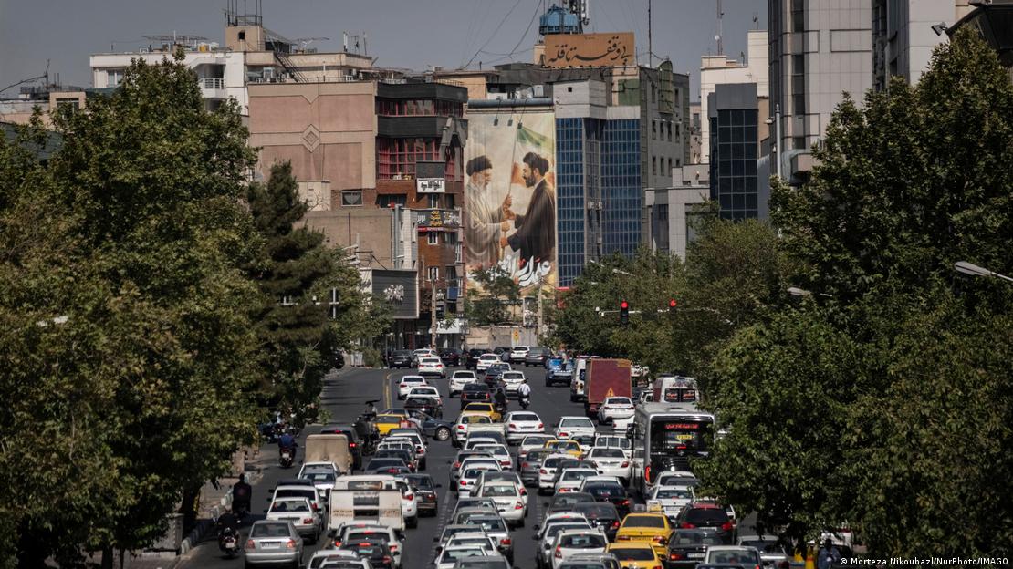 Iran Teheran 2026 | Një pllakatë e madhe me Ali Chamenei & Mojtaba Chamenei në Teheran Iran Teheran 2026 | Një pllakatë e madhe me Ali Chamenei & Mojtaba Chamenei në Teheran