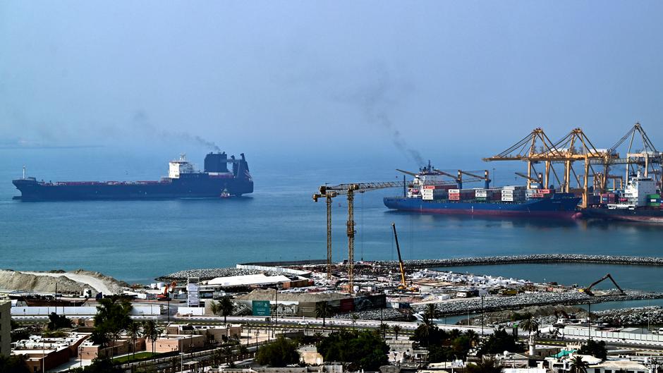 EE.UU. dispara a buque que eludió bloqueo a puertos iraníes