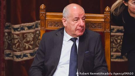 Ungarns Präsident unterschreibt Gesetz für seine Absetzung