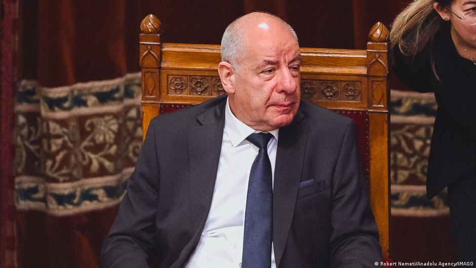 Президент Венгрии подписал поправку к Конституции, прекращающую его полномочия