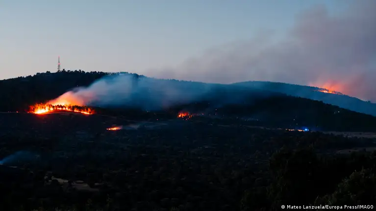 Un incendio quema 12.000 ha a 100 km al norte de Madrid
