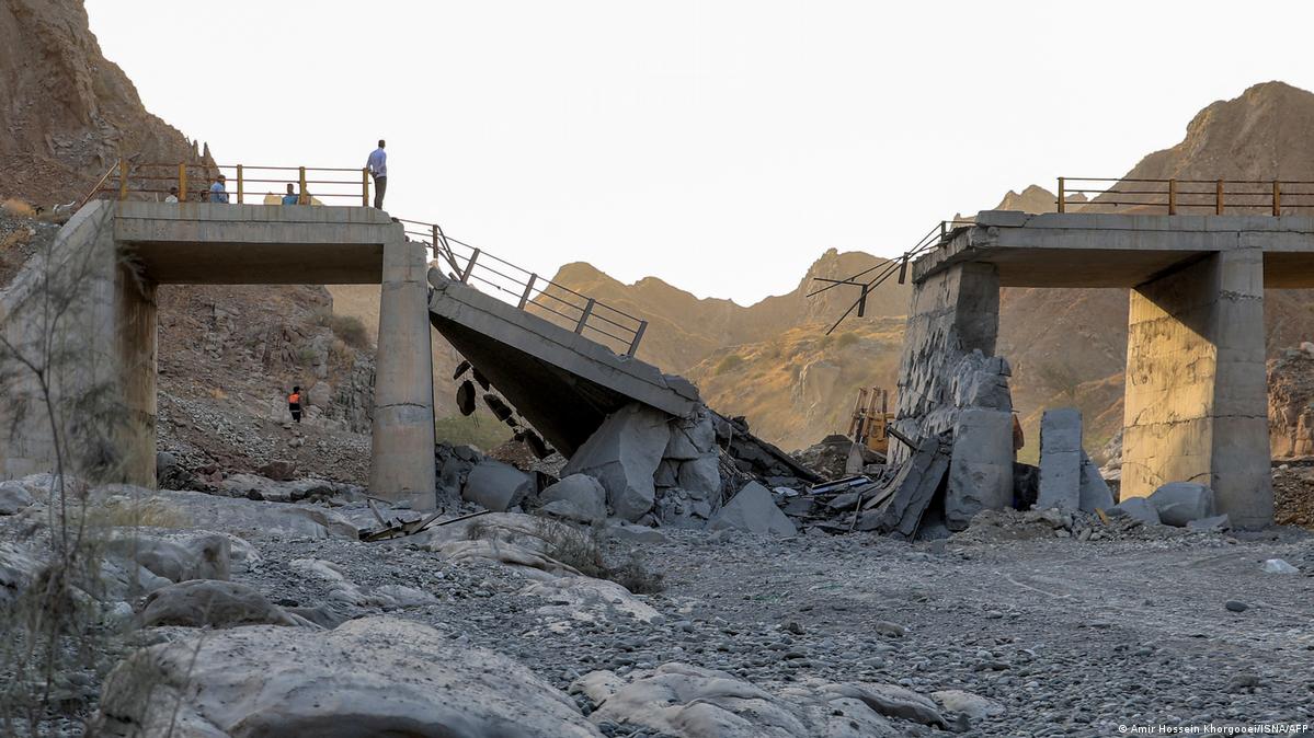 Iran Bandar Abbas 2026 | Schwer beschädigte Brücke nach US-Luftangriff 美军连续第11晚对伊朗空袭,称其目的是进一步削弱伊朗威胁霍尔木兹海峡商业航运安全的能力