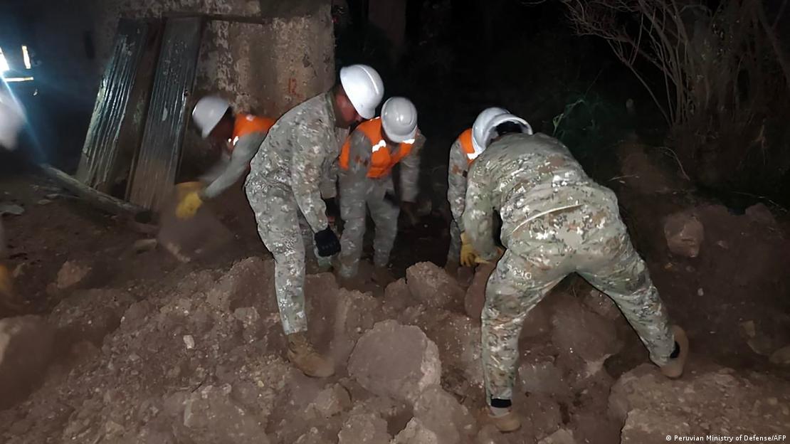 Equipos de primera respuesta buscan entre las casas derrumbadas en las afueras de Huancayo, en el departamento de Junín (19.07.2026) Equipos de primera respuesta buscan entre las casas derrumbadas en las afueras de Huancayo, en el departamento de Junín (19.07.2026)