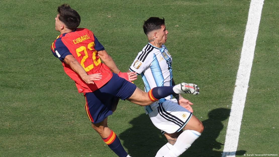 Aunque no es el único, el argentino es un equipo que "raspa" en la cancha, afirman los defensores de la albiceleste. En la final de la Copa del Mundo, pagó ese estilo con la expulsión de Enzo Fernández a raíz de esta entrada contra Cubarsí.