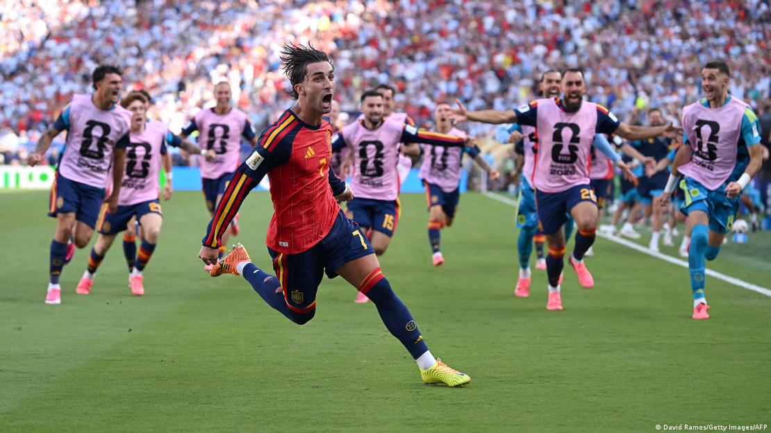 Ferran Torres celebra corriendo en la cancha junto al once españól tras el gol que llevó a España a la cima del fútbol. Ferran Torres celebra corriendo en la cancha junto al once españól tras el gol que llevó a España a la cima del fútbol.