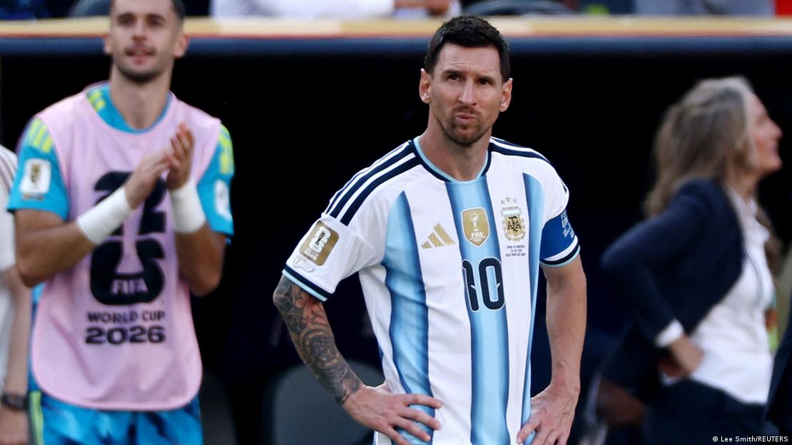 Lionel Messi mira con gesto adusto hacia la cancha tras la derrota del once argentino ante la selección española en la final del Mundial de Fütbol 2026. Lionel Messi mira con gesto adusto hacia la cancha tras la derrota del once argentino ante la selección española en la final del Mundial de Fütbol 2026.