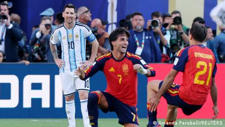 Ein enttäuschter Messi (im Hintergrund), während Spaniens Spieler Torres und Oyarzabal über das Siegtor jubeln