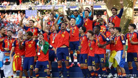 Das ist er, der WM-Pokal: Spaniens Kapitän Rodri reckt ihn in die Höhe