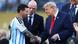 ABD Başkanı Donald Trump'ın (sağda) Amerikalı bir oyuncunun gördüğü kırmızı kart sonrası FIFA Başkanı Gianni Infantino'ya (ortada) açtığı telefon ve bunun üzerine kartın iptali turnuvaya gölge düşürmüştü. Fotoğrafta, İspanya yenilgisi sonrası Trump Arjantin'in kaptanı Lionel Messi ile tokalaşıyor