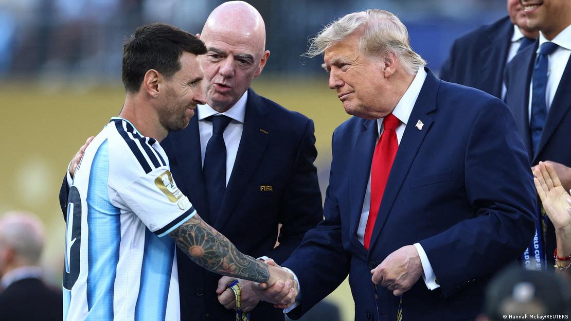 ABD Başkanı Donald Trump'ın (sağda) Amerikalı bir oyuncunun gördüğü kırmızı kart sonrası FIFA Başkanı Gianni Infantino'ya (ortada) açtığı telefon ve bunun üzerine kartın iptali turnuvaya gölge düşürmüştü. Fotoğrafta, İspanya yenilgisi sonrası Trump Arjantin'in kaptanı Lionel Messi ile tokalaşıyor ABD Başkanı Donald Trump'ın (sağda) Amerikalı bir oyuncunun gördüğü kırmızı kart sonrası FIFA Başkanı Gianni Infantino'ya (ortada) açtığı telefon ve bunun üzerine kartın iptali turnuvaya gölge düşürmüştü. Fotoğrafta, İspanya yenilgisi sonrası Trump Arjantin'in kaptanı Lionel Messi ile tokalaşıyor