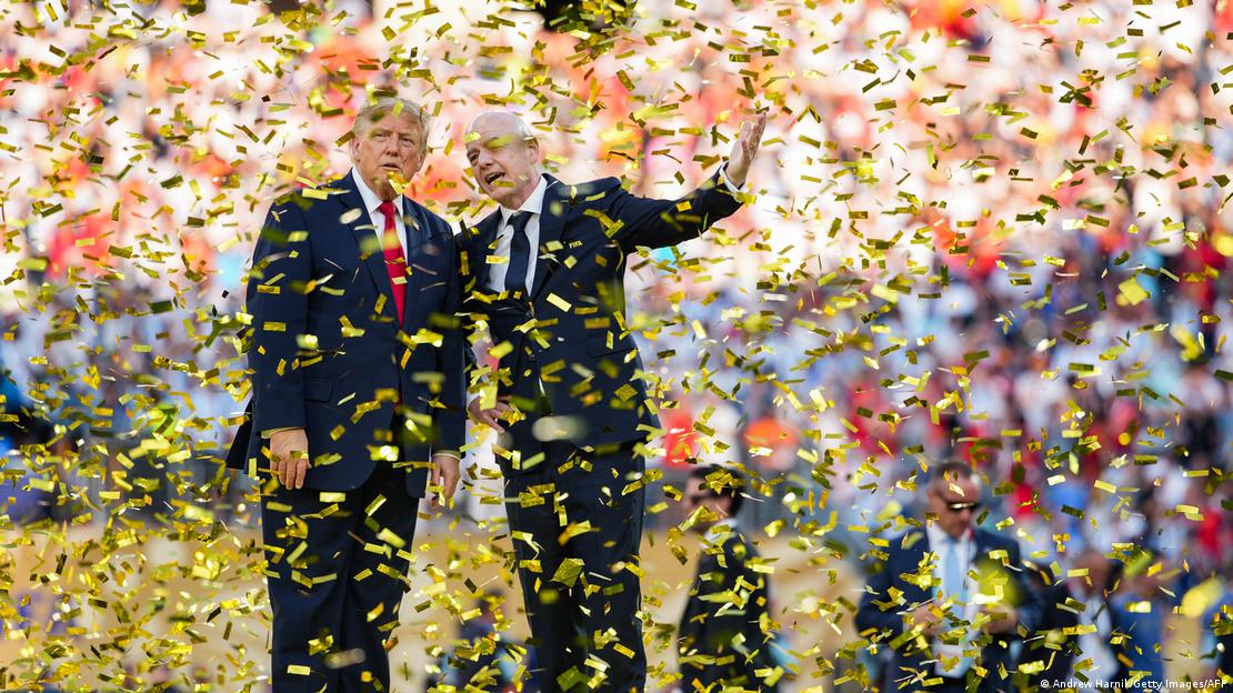 Bir kupa töreninde uçuşan parlak kağıtların altında ABD Başkanı Donald Trump ile FIFA Başkanı Gianni Infantino
