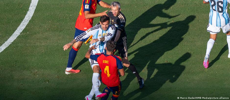 Jogador argentino Leandro Paredes chuta o espanhol Eric Garcia