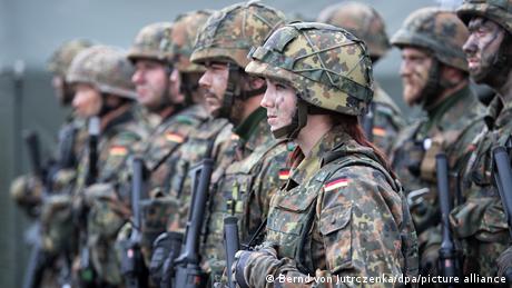 In den Kampfeinheiten der Bundeswehr waren Frauen lange nicht zugelassen, heute beträgt ihr Anteil rund zehn Prozent