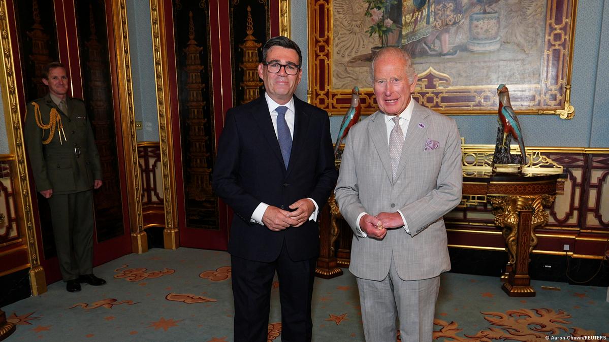 英国新任工党领袖伯纳姆周一觐见英国国王查尔斯三世，接受国王授权组建新政府