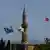 Pamje nga kryeqyteti i ndarë i Qipros në pjesën turke dhe greke. Në sfond duken minaretë dhe flamuri i Greqisë dhe i Turqisë.