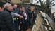 El presidente José Antonio Kast (izquierda en la imagen) conversa con residentes mientras inspecciona los daños causados por las fuertes lluvias en Penco, región de Biobío (17.07.2026)