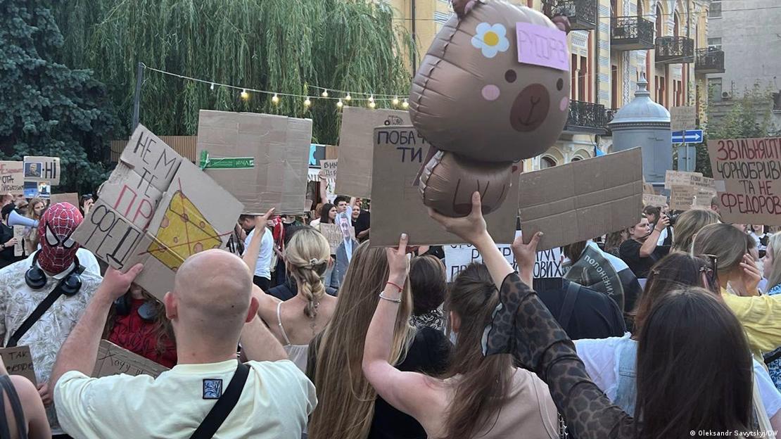 Imagen de las protestas en Kiev contra la destitución del ministro de Defensa, este lunes. Imagen de las protestas en Kiev contra la destitución del ministro de Defensa, este lunes.