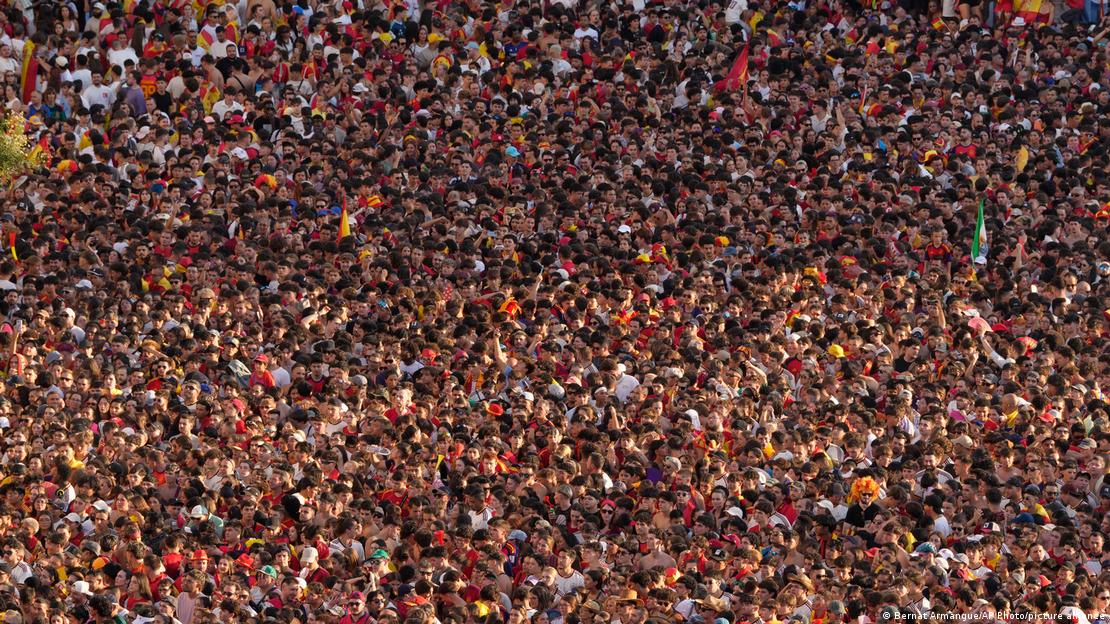La gran multitud espera la llegada de la selección en Madrid (20.07.2026) La gran multitud espera la llegada de la selección en Madrid (20.07.2026)