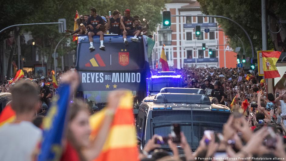 España en Éxtasis: Dos Millones de Personas Aclaman a Sus Héroes Tras Conquista Mundialista