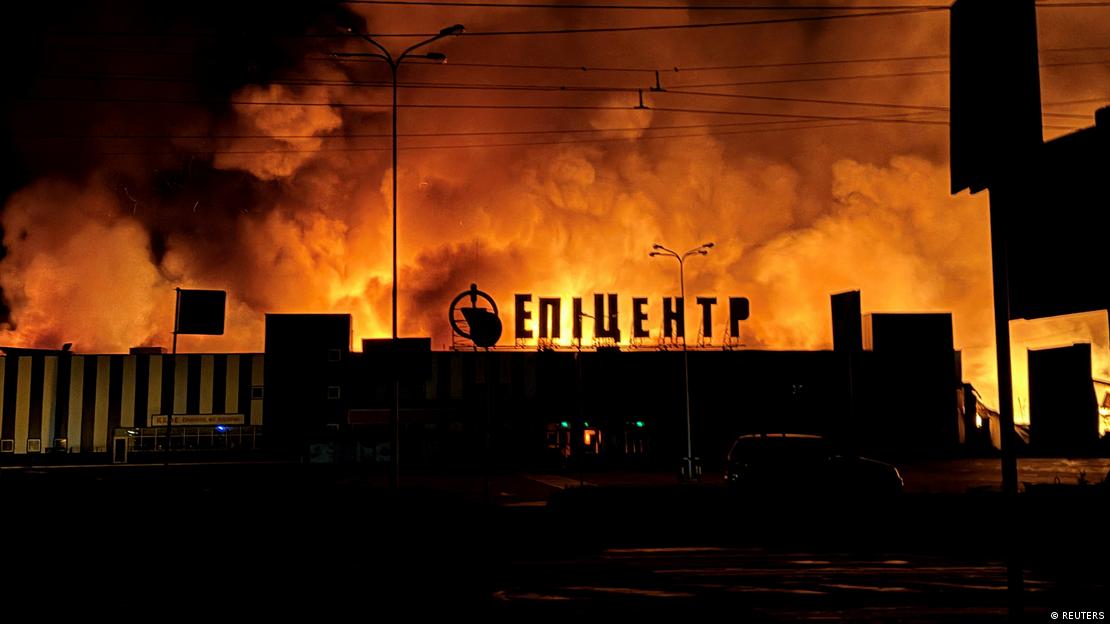 Incendio masivo tras un ataque ruso contra un centro comercial en Sumy, Ucrania. (20.07.2026).