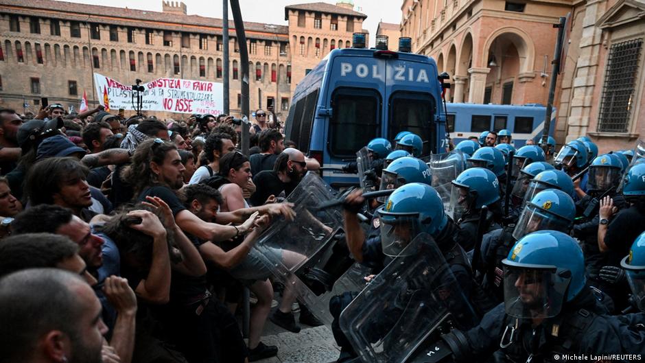 Мелони осудила смерть мужчины при задержании полицией в Болонье