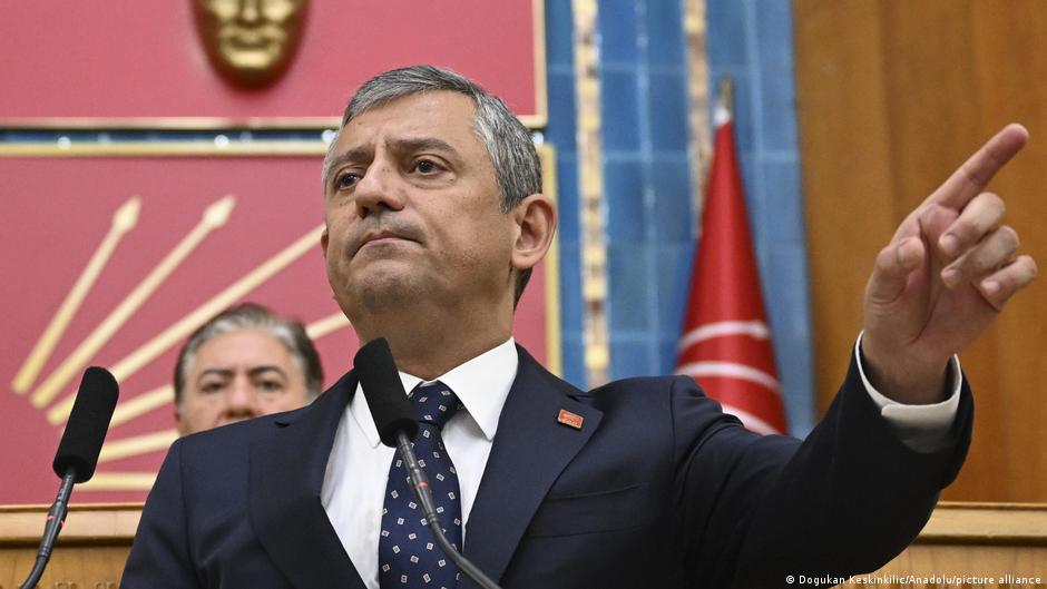 Turqi  Özgür Özel  lideri i shkarkuar i CHP së  njofton formimin e një partie të re