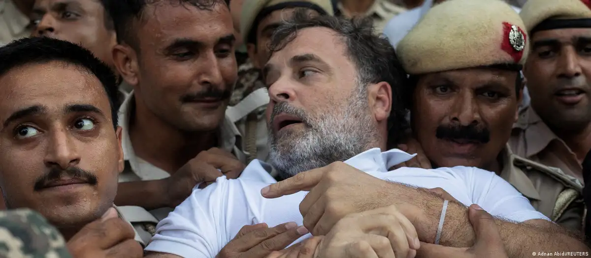 PM आवास के बाहर राहुल गांधी का धरना, पुलिस ने राहुल-प्रियंका और अखिलेश यादव को हिरासत में लिया