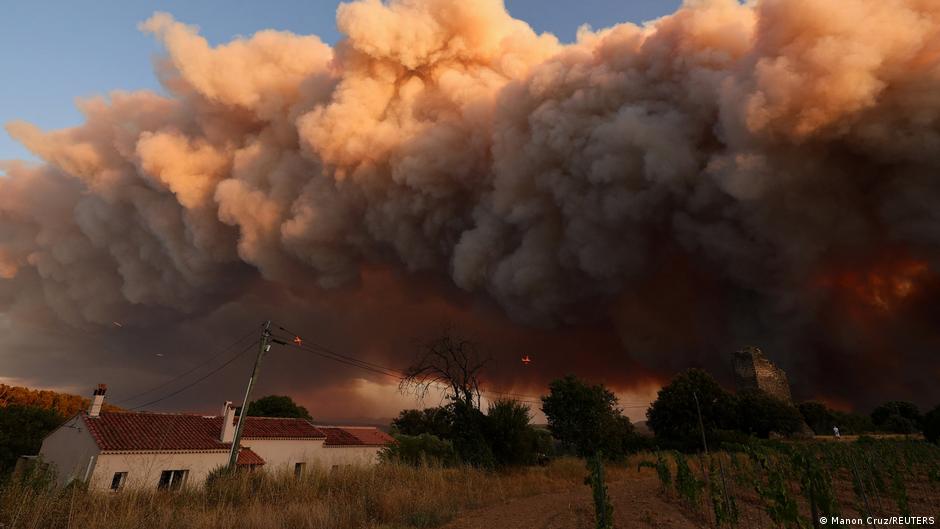 Francia en Llamas: Voraz Incendio Forestal Devasta 1.700 Hectáreas y Desencadena Evacuaciones Masivas en la Región de Var
