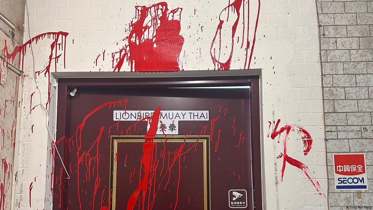 Taiwan Taipeh 2026 | Chinas transnationale Repression | Boxstudio von Tong Wai Hung mit roter Farbe beschmiert 外号“赴汤”的汤伟雄,在台北的泰拳工作室曾两度被泼漆。今年4月,台湾警方通缉了嫌犯,但这些人能否被抓到,赴汤并不抱太高期望。