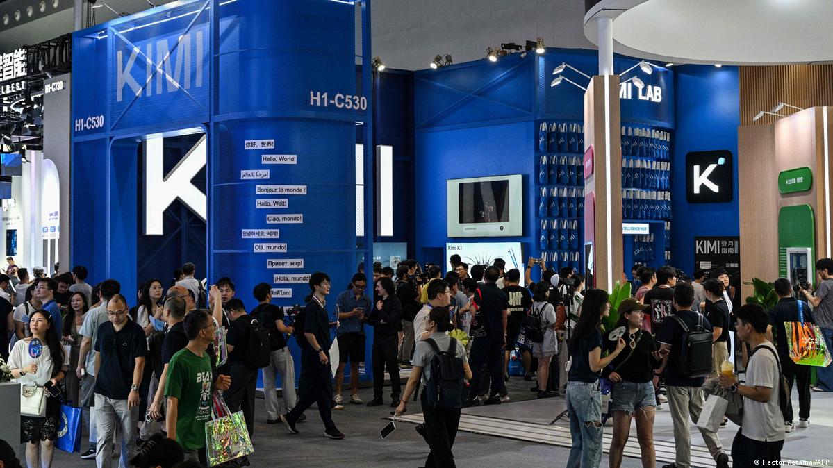 China Shanghai 2026 | Besucher am Moonshot AI Stand auf der World AI Conference 上海7月中旬举办的世界人工智能大会(WAIC)展示了中国在AI领域的快速崛起