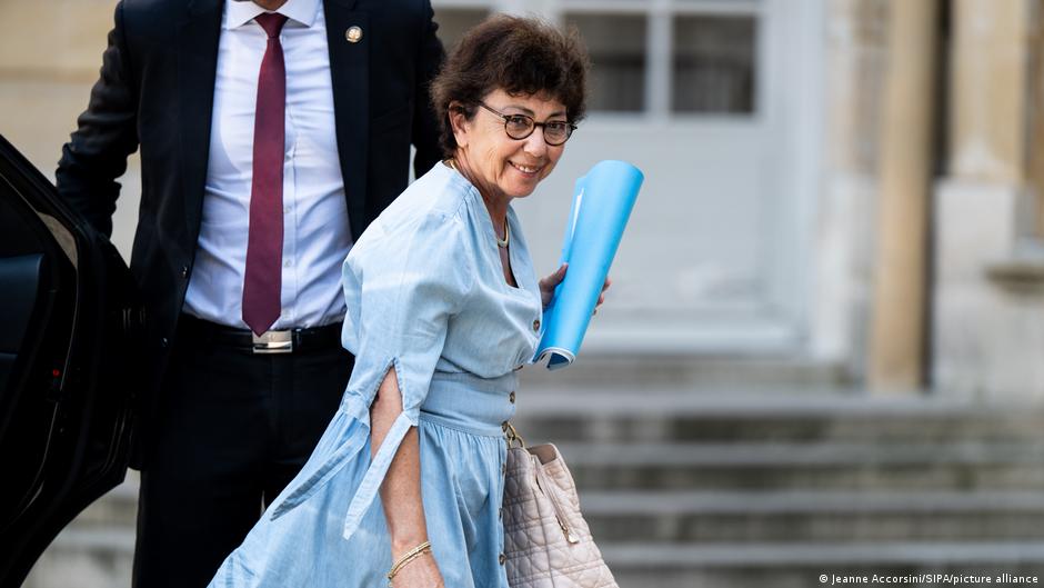 Ministra francesa de Ecología ratifica dimisión por la ley que reintroduce dos pesticidas