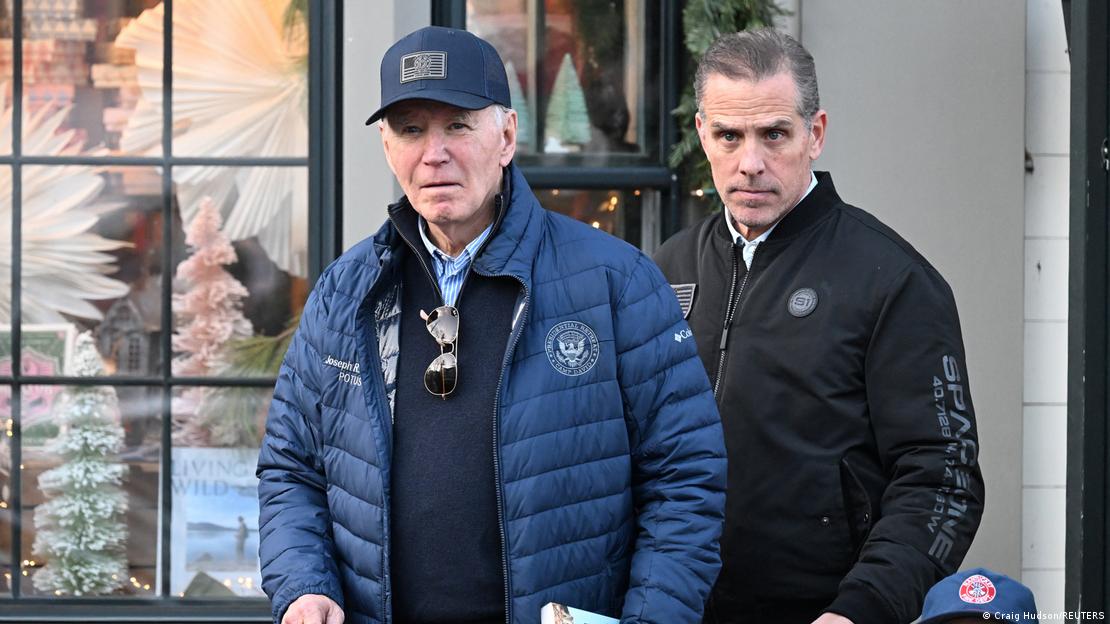 Joe Biden de casaco azul e boné e Hunter Biden, de casaco preto