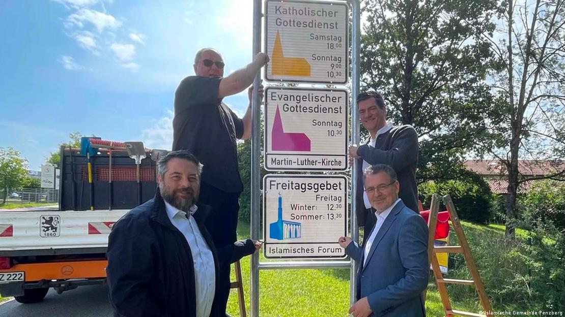 Almanya'da başka bir benzeri olmayan tabelayı kentin girişine Belediye Başkanı Thomas Kopf ile kilise temsilcileri Bernhard Holz ve Julian Lademann ile İmam Benjamin İdriz birlikte takmıştı. Almanya'da başka bir benzeri olmayan tabelayı kentin girişine Belediye Başkanı Thomas Kopf ile kilise temsilcileri Bernhard Holz ve Julian Lademann ile İmam Benjamin İdriz birlikte takmıştı.