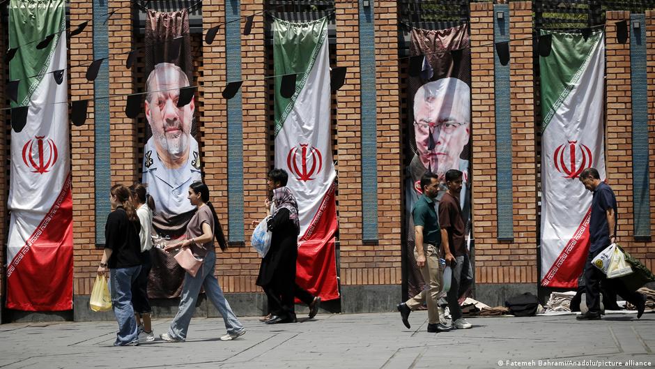 خبرگاه: "تحریم‌ها بیش از بمباران به جمهوری اسلامی آسیب می‌زند"