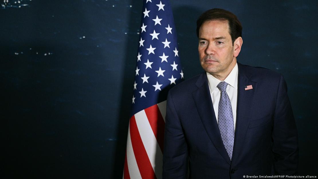 Marco Rubio, secretario de Estado de EE. UU., en una rueda de prensa en el encuentro de la ASEAN, parado junto a una bandera estadounidense. Marco Rubio, secretario de Estado de EE. UU., en una rueda de prensa en el encuentro de la ASEAN, parado junto a una bandera estadounidense.