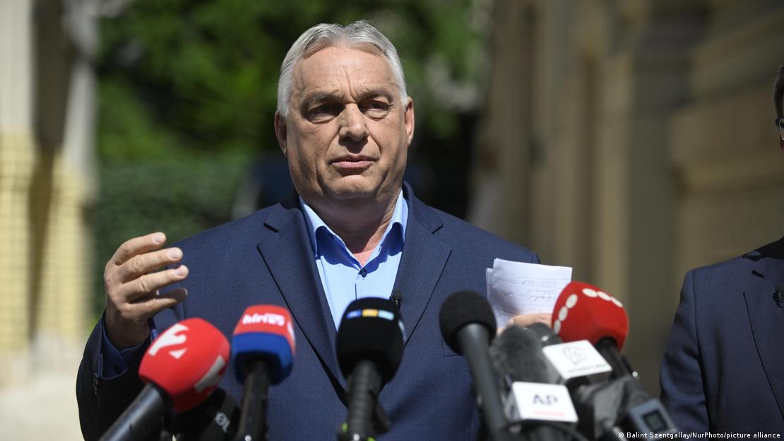 Eski Macaristan Başbakanı Viktor Orban, çok sayıda mikrofonun önünde basın mensuplarına açıklama yapıyor.