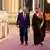 Suudi Arabistan'da resmî karşılama töreninde ABD Başkanı Donald Trump (solda) ile Suudi Veliaht Prensi Muhammed bin Selman yan yana yürüyor. Arka planda dizili askerler yer alıyor