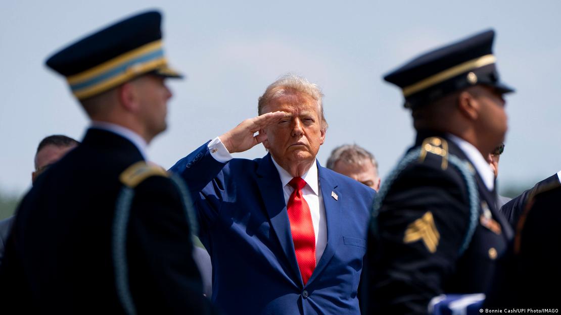 Трамп на комеморацијата за загинатите војници во воздухопловната база „Довер“ Трамп на комеморацијата за загинатите војници во воздухопловната база „Довер“