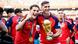 Jogadores espanhóis levantam a taça do bicampeonato na Copa do Mundo masculina