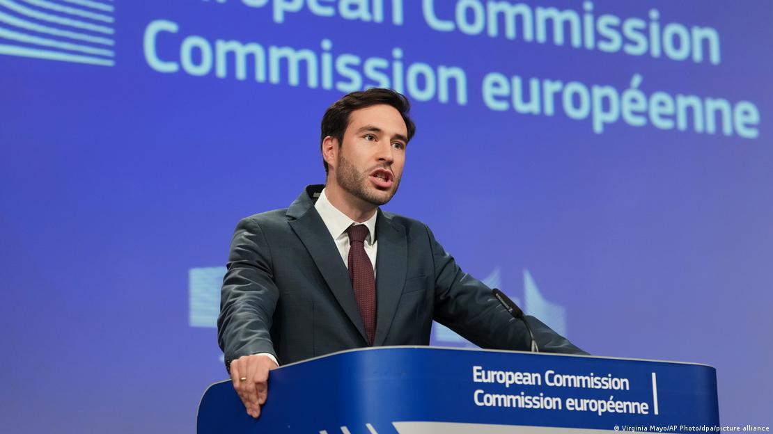 Zëdhënësi i Komisionit Evropian, Thomas Regnier duke folur për gjobën ndaj Google Zëdhënësi i Komisionit Evropian, Thomas Regnier duke folur për gjobën ndaj Google